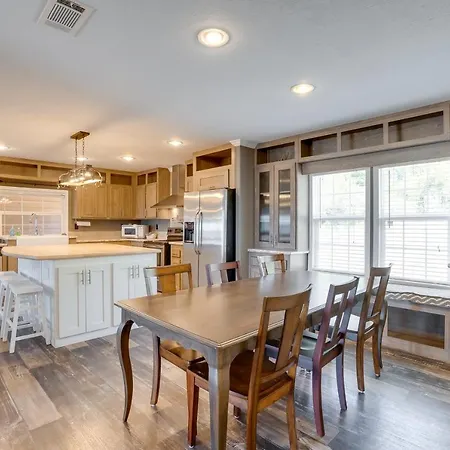 Many Waterfront Vacation Rental With Boat Launch!